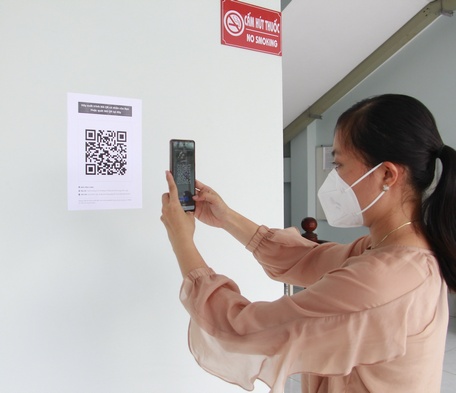 Quét mã QR khai báo y tế điện tử khi đến các cơ quan, doanh nghiệp để tham gia phòng chống dịch COVID-19.Ảnh: THANH TÂM