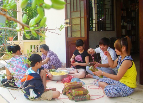  Nền tảng gia đình góp phần làm nên nét văn hóa truyền thống dân tộc. Ảnh: TRẦN PHƯỚC    Hình ảnh quê nhà luôn khắc sâu trong tâm trí mỗi người.  Ảnh: TRẦN PHƯỚC