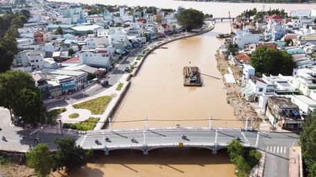 Nhiều công trình được đầu tư, góp phần thay đổi diện mạo đô thị. Ảnh: NGUYÊN KHÁNH