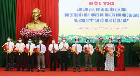 Đồng chí Phạm Quang Bản- Phó Vụ trưởng Cơ quan Thường trực Ban Tuyên giáo Trung ương tại TP Hồ Chí Minh và đồng chí Nguyễn Thành Thế- Phó Bí thư Thường trực Tỉnh uỷ tặng hoa cho các thí sinh.