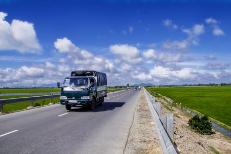 Sở GTVT Vĩnh Long yêu cầu các đơn vị kinh doanh vận tải, chủ phương tiện thực hiện nghiêm việc tham gia dịch vụ thu phí điện tử không dừng.