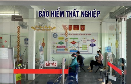 Người lao động làm nộp hồ sơ hưởng BHTN tại trung tâm.