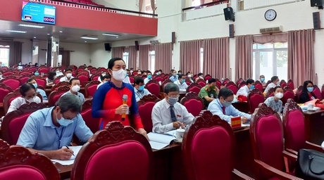 Bà Trương Thanh Nhuận- Tỉnh ủy viên, Giám đốc Sở GD- ĐT, thành viên ban giám khảo đặt câu hỏi cho thí sinh.