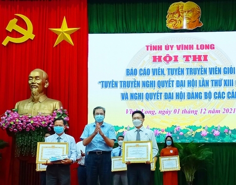Ông Phan Văn Giàu- Tỉnh ủy viên, Giám đốc Sở Văn hóa, Thể thao và Du lịch, thành viên ban giám khảo trao giải thưởng cho các thí sinh.