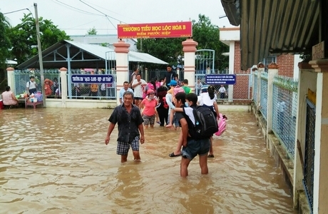 Trước đây, mỗi khi triều cường, phụ huynh phải cõng con đến trường.