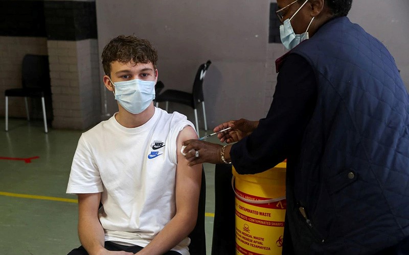 Tiêm vaccine ngừa Covid-19 tại Johannesburg, Nam Phi. (Ảnh Reuters)