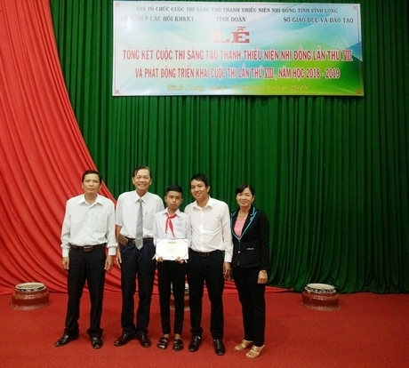 Thầy Lưu Thành Đạt (thứ 2 từ phải sang) cùng học trò mày mò sáng tạo và tham dự các cuộc thi.Ảnh chụp trước dịch