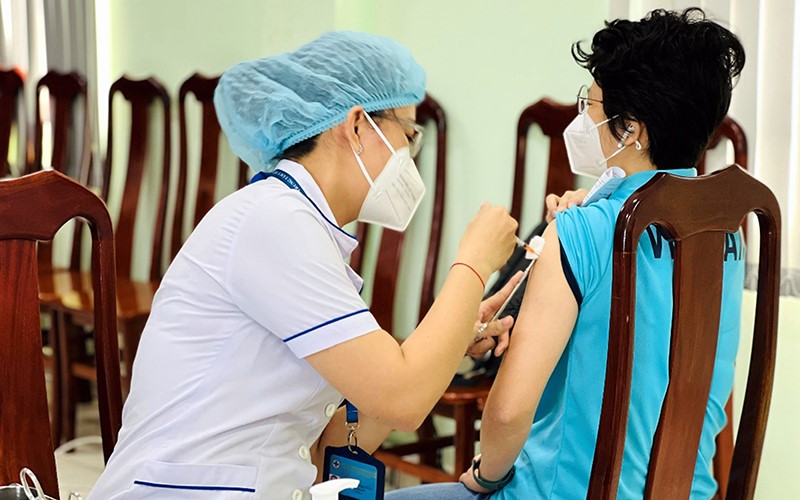 Tiêm vaccine phòng Covid-19 liều nhắc lại cho nhân viên y tế tại quận Tân Phú (TP Hồ Chí Minh). Ảnh: YẾN THƯ