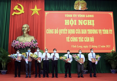 Công bố quyết định điều động, bổ nhiệm cán bộ chủ chốt cấp tỉnh.