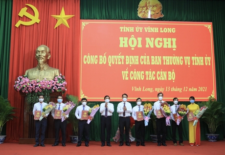 Công bố quyết định điều động, bổ nhiệm cán bộ chủ chốt cấp tỉnh.