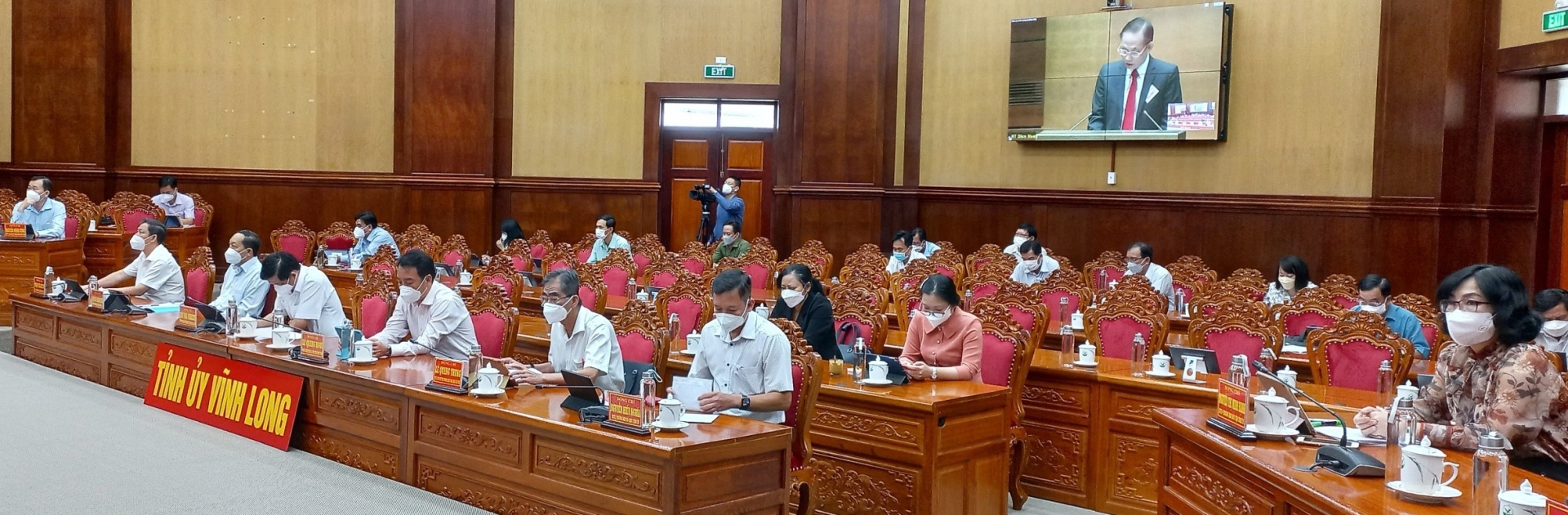 Các đại biểu tham dự hội nghị tại điểm cầu Vĩnh Long.