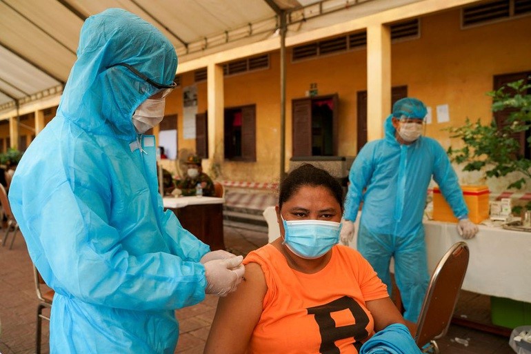 Tiêm chủng vaccine Covid-19 tại Phnom Penh, Campuchia (Ảnh: Reuters).