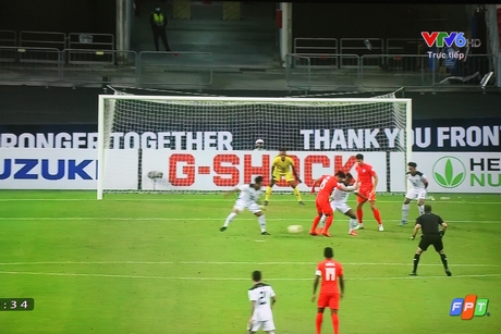 ĐT Singapore (áo sẫm màu) chiến thắng dễ dàng 2-0 trước ĐT Timor Leste.Ảnh chụp qua ti vi