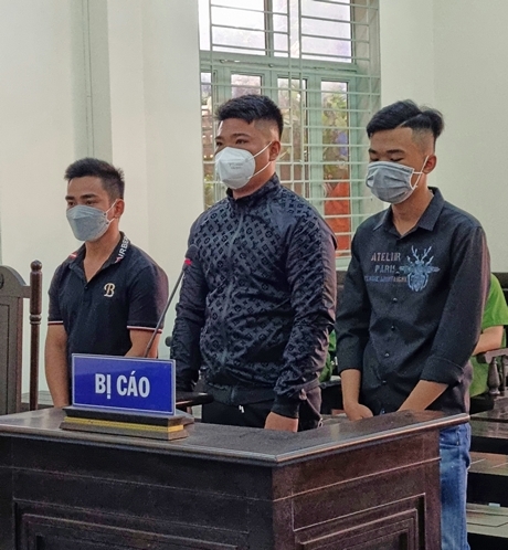 Các bị cáo Đạt, Thiện, Toàn tại phiên tòa sơ thẩm (từ phải sang).