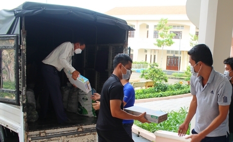 Hội Nông dân tỉnh tặng quà hỗ trợ tại các khu cách ly.