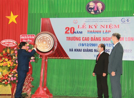 Đánh trống khai giảng năm học mới 2021- 2022.