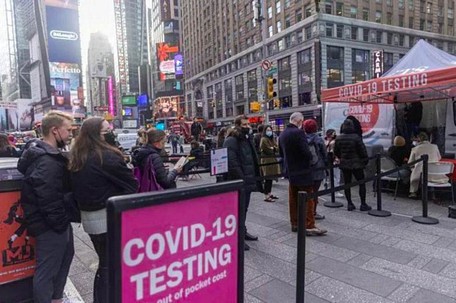  Người dân xếp hàng tại một địa điểm xét nghiệm Covid-19 ở New York. Ảnh: Reuters