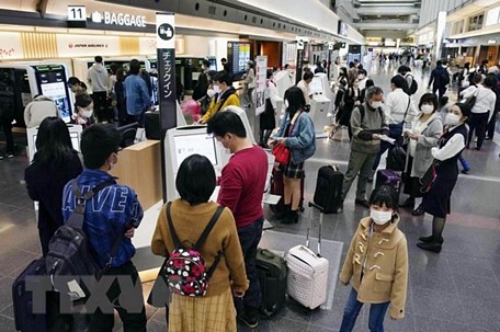  Hành khách tại sân bay Haneda ở thủ đô Tokyo, Nhật Bản. (Ảnh: Kyodo/TTXVN)