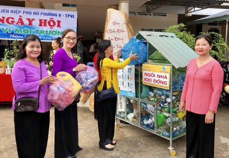 Mô hình “Ngôi nhà 100 đồng” của Hội Liên hiện Phụ nữ TP Vĩnh Long vừa thực hiện công tác an sinh xã hội vừa bảo vệ môi trường.   Ảnh chụp trước dịch