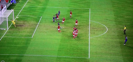 Pha đá phạt đẹp mắt của Shahdan Sulaiman, đưa Singapore vượt lên dẫn trước 2- 1. Ảnh: Chụp qua ti vi