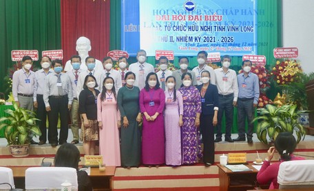 Ban chấp hành nhiệm kỳ mới ra mắt đại hội.