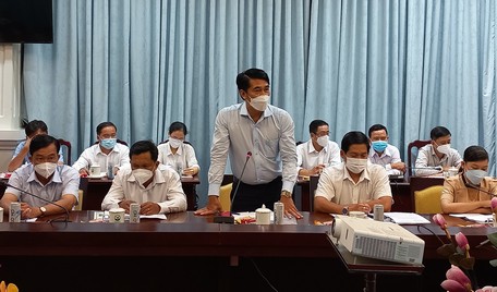 Ông Nguyễn Văn Tập- Chủ tịch UBND huyện Bình Tân thông tin về việc thực hiện tiêu chí giao thông và trường học tại địa phương.