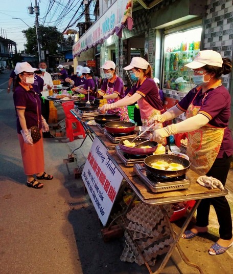 Bếp thiện nguyện đỏ lửa hỗ trợ những bữa ăn cho người dân khó khăn.