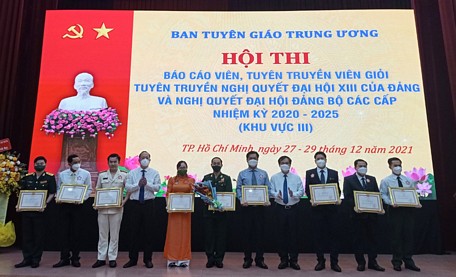 Thí sinh Lâm Đặng Hồng Sơn (thứ 2 từ phải qua) xuất sắc đạt giải đạt giải Ba và sẽ tham dự vòng thi chung khảo toàn quốc diễn ra tại Nha Trang vào quý I/2022.