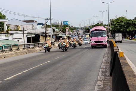  Cảnh sát giao thông ra quân giữ trật tự an toàn giao thông.