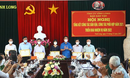 Ông Lữ Quang Ngời- Phó Bí thư Tỉnh ủy, Chủ tịch UBND tỉnh khen thưởng 6 tập thể đạt thành tích xuất sắc trong cuộc thi.