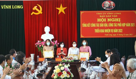 Trưởng Ban Dân vận Tỉnh ủy- Nguyễn Thị Minh Hạnh trao giải cho các tác giả, nhóm tác giả đạt giải.