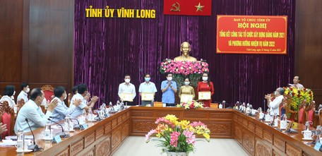  Bí thư Tỉnh ủy- Bùi Văn Nghiêm trao kỷ niệm chương Vì sự nghiệp công tác tổ chức xây dựng Đảng cho các cá nhân.