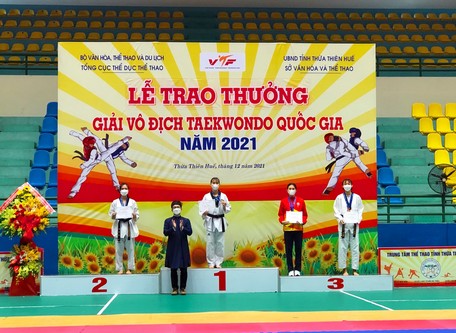 VĐV Trương Thị Kim Tuyền (giữa) đã đạt nhiều thành tích cao Taekwondo ở trong nước, khu vực và quốc tế.