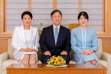 Nhật hoàng Naruhito cùng hoàng hậu Masako (trái) và công chúa Aiko trong video gửi thông điệp năm mới đến người dân - Ảnh: REUTERS