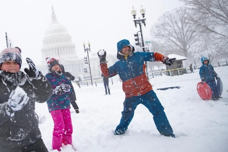 Người dân chơi ném tuyết ở khu vực bên ngoài Tòa nhà Quốc hội ở thủ đô Washington ngày 3/1.