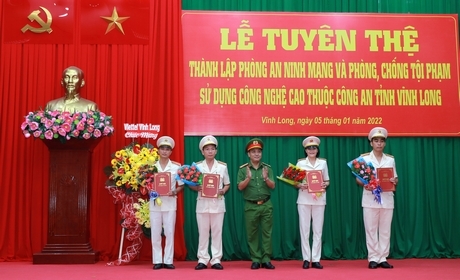 Đại tá Nguyễn Trọng Dũng- Giám đốc Công an tỉnh trao Quyết định của Bộ trưởng Bộ Công an về việc thành lập Phòng An ninh mạng và Phòng chống tội phạm sử dụng công nghệ cao.