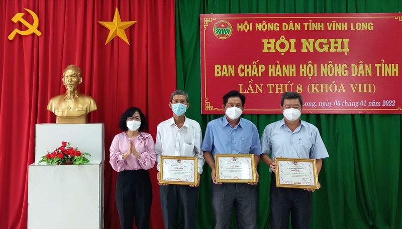 Trưởng Ban Dân vận Tỉnh uỷ Nguyễn Thị Minh Hạnh trao giấy khen của Hội Nông dân tỉnh cho các đơn vị xuất sắc năm 2021.