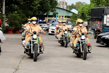 Phòng Cảnh sát giao thông (Công an tỉnh Vĩnh Long) ra quân giữ trật tự ATGT trước, trong vào sau Tết Nguyên đán 2022.