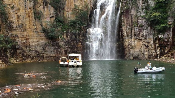 Nhóm cứu hộ có mặt tại khu vực xảy ra tai nạn ở khu du lịch sinh thái hồ Furnas, Brazil - Ảnh: ABC NEWS