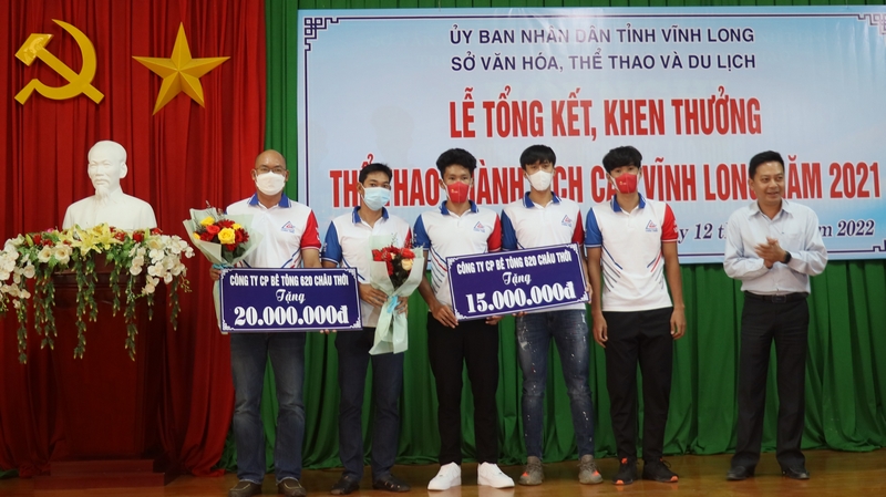 Các VĐV đạt thành tích cao được khen thưởng.