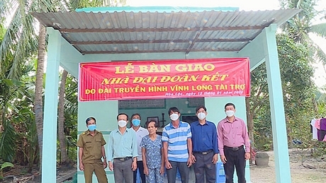 Đại điện Ủy ban MTTQ Việt Nam tỉnh, UBND xã Hòa Lộc cùng gia đình bà Trần Thị Bảy trong buổi lễ bàn giao nhà.