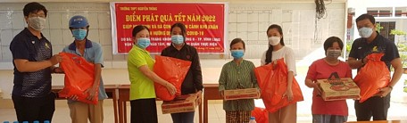 Tại Trường THPT Nguyễn Thông (TP Vĩnh Long) quà Tết được trao cho hộ khó khăn.