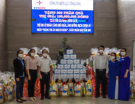 Ông Cù Tấn Tài- Phó Giám đốc Công ty Điện lực Vĩnh Long bàn giao quà cho Sở Lao động- Thương Binh và Xã hội.