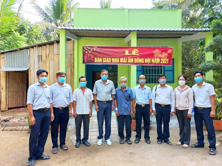 - Hội CCB huyện Vũng Liêm cùng chính quyền địa phương đến bàn giao nhà Mái ấm đồng đội cho gia đình ông Trần Minh Khải (thứ 3, bên trái) ở ấp 7, xã Trung Ngãi.