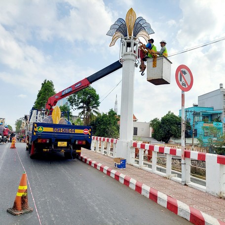 Tất bật “khoác áo mới” cho những chiếc cầu, các tuyến đường vui xuân đón Tết.