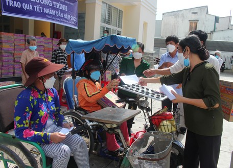  Hội Nạn nhân chất độc da cam/dioxin- Người khuyết tật và Bảo trợ xã hội tỉnh trao 444 suất quà tại 8 huyện- thị- thành trong tỉnh.