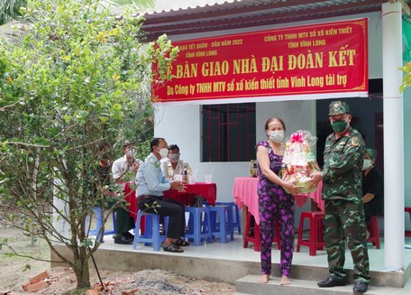 Bàn giao nhà đại đoàn kết và tặng quà cho gia đình khó khăn.