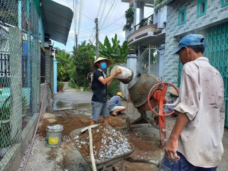 Chỉnh trang nhà cửa, đường làng, ngõ xóm đón xuân.