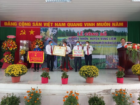 Ông Nguyễn Văn Liệt- Phó Chủ tịch UBND tỉnh Vĩnh Long trao tặng cờ thi đua cấp tỉnh, bằng công nhận xã đạt chuẩn NTM nâng cao và khen thưởng công trình phúc lợi trị giá 500 triệu đồng cho xã Hiếu Nhơn.