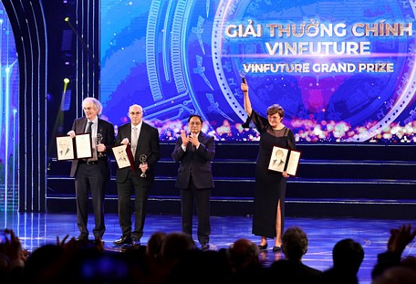  Thủ tướng Chính phủ Phạm Minh Chính đã trao Giải thưởng Chính (VinFuture Grand Prize) cho ba nhà khoa học Katalin Kariko, Drew Weissman (Mỹ) và Pieter Cullis (Canada). Ảnh: VGP/Nhật Bắc